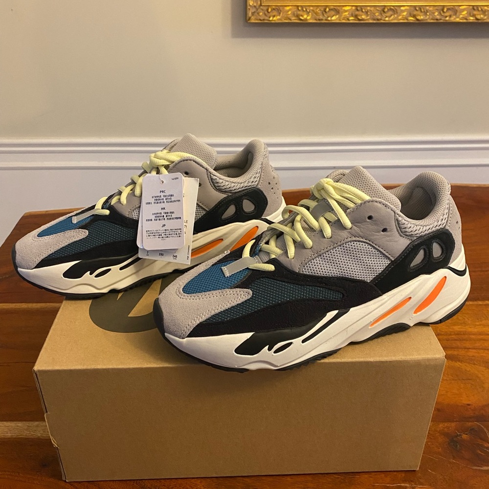 AUTHENTIC NWT Yeezy Wave Runners Boost 700